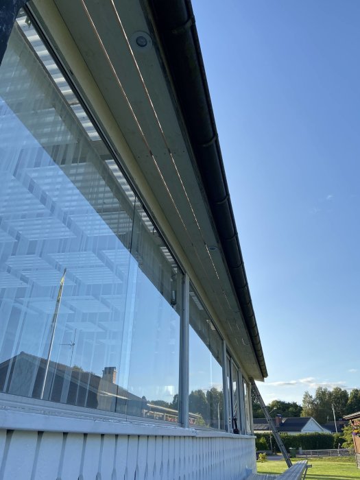 Grundmålat virke monterat för spotlights under husets takfot vid en glasveranda, kostnad 2000 kr.
