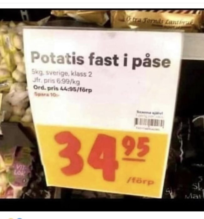 Prisetikett för potatis fast i påse med rabatterat pris och information om ursprungsland och klass.