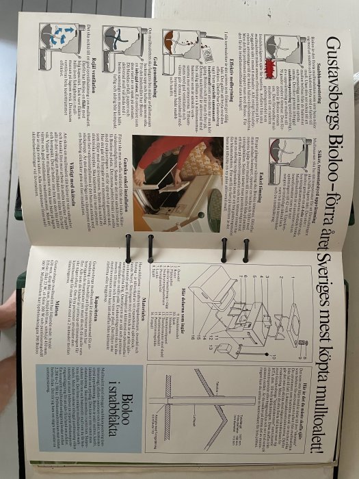 Uppslagen sida i en manual om biologiska toaletter med text och illustrationer.