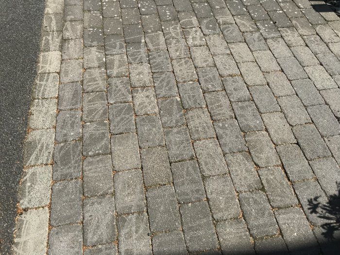 Stenplattor med vita fläckar och ringar efter rengöring med högtryckstvätt.