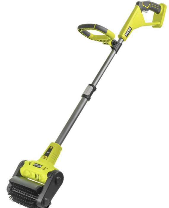 Ryobi batteridriven multiborste på vit bakgrund, till rengöring av stenplattor.