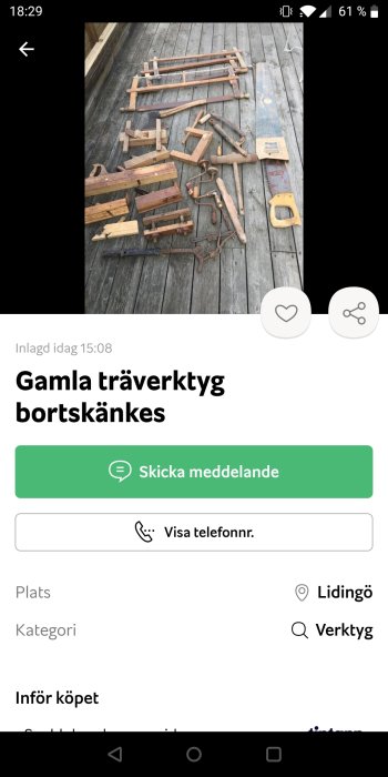 Gamla träverktyg utspridda på en träaltan, inkluderar såg och måttstock.