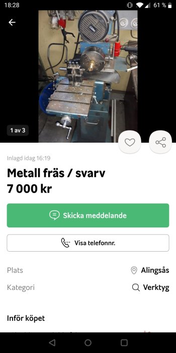 Metallfräs/svarv i en verkstad med spån och verktyg på arbetsbordet.