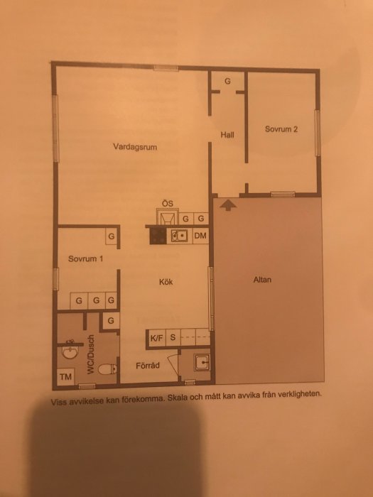 Ritning av bostadens planlösning med vardagsrum, kök, tre sovrum, badrum, förråd, och en avskild hall/sovrum på gaveln.