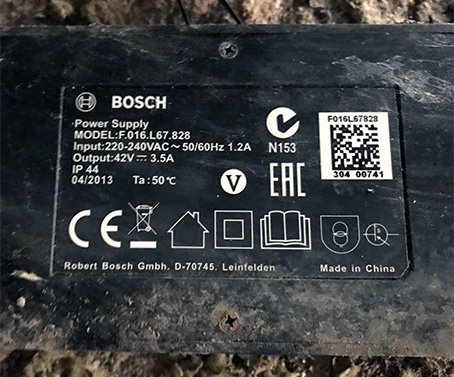 Bild på en Bosch nätdelsetikett, modell F.016.L67.828, med tekniska specifikationer.
