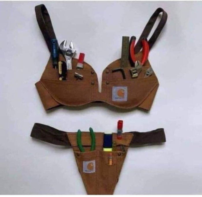 Två par bruna arbetsbälten med verktyg som närmar sig formen av bikiniunderdel och överdel.