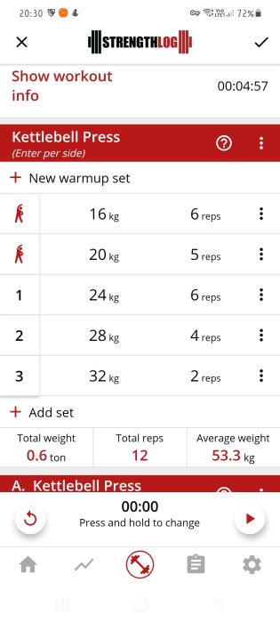 Skärmbild av träningsschema i appen StrengthLog som visar genomförda kettlebell press-set med vikter och repetitioner.