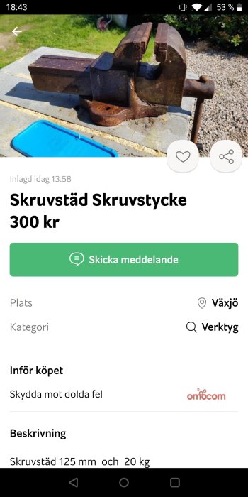 Använd skruvstycke på bord utomhus, rostfläckar synliga, säljes för 300 kr i Växjö.