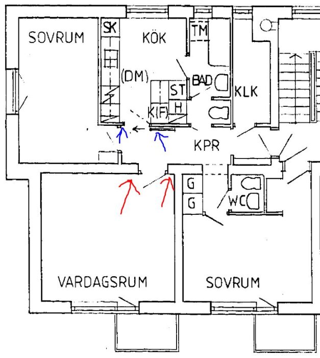 Planritning av en lägenhet med röda pilar som markerar föreslagen ändring av dörröppning i bärande vägg.