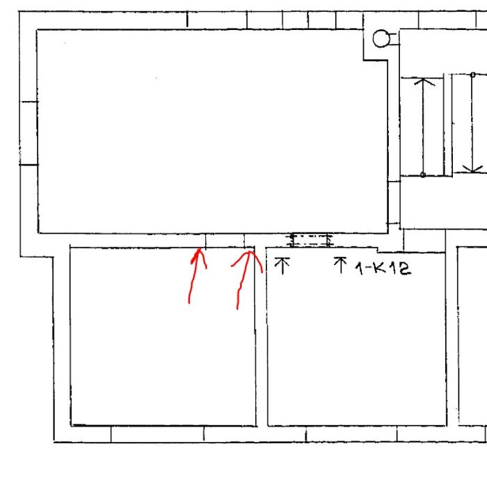 Planritning av en lägenhet med röda pilar som markerar föreslagen förändring i en bärande vägg.