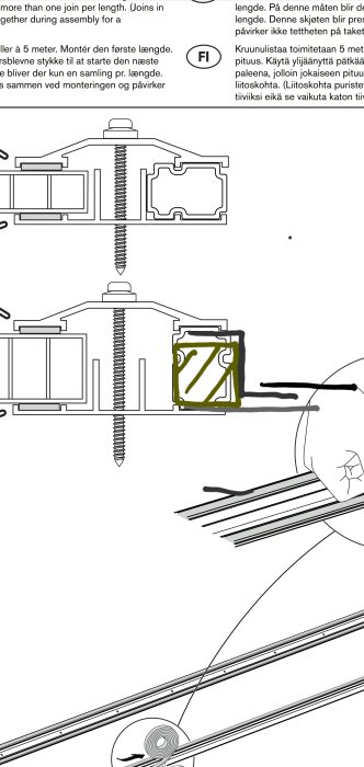 Schematisk illustration av en takkonstruktion med detaljer av skarvar för kanalplast och taktäckning.