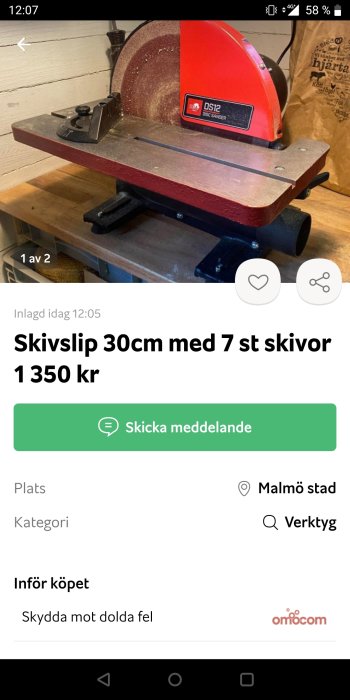 Stor skivslipmaskin modell DS12 på arbetsbänk, använd för slipning, i verkstadsomgivning.