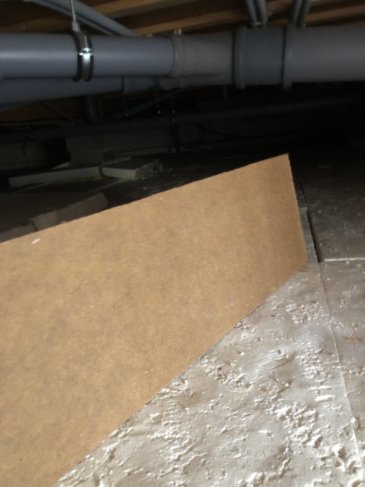 Undersida av bottenskiva med fuktrosor i krypgrund nära avfuktare under hus.