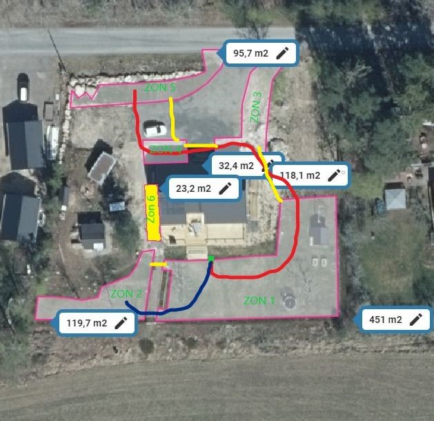 Luftbild av en fastighet med markeringar för begränsningskablar och zoner för en robotklippare.