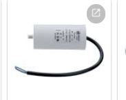 Elektrisk kondensator med etikett och ansluten kabel.