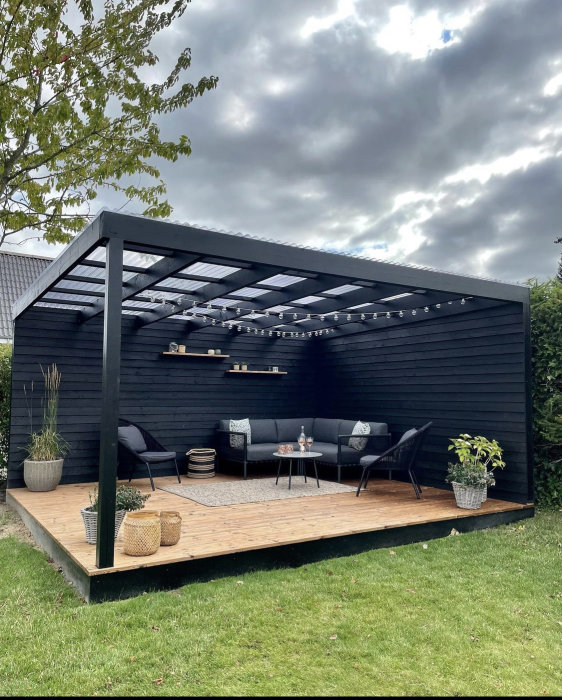 Modern uteplats med svart pergola utan synliga balkskor och genomskinligt tak.