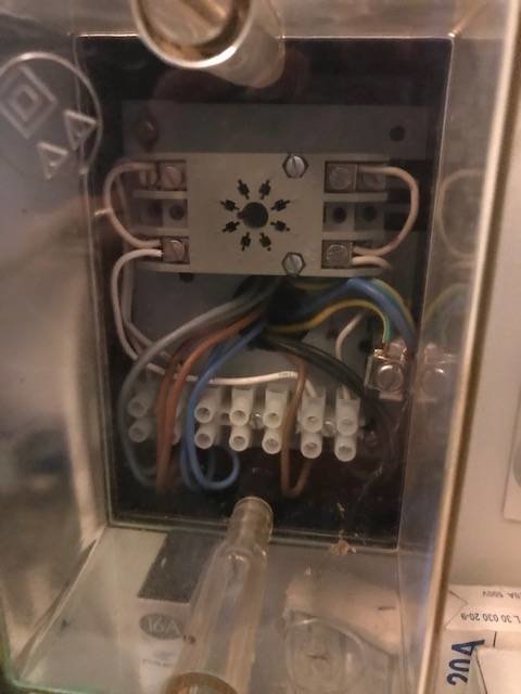 Plastlåda med relä och kablage vid elcentral, orsak till vibrerande missljud i radhus.