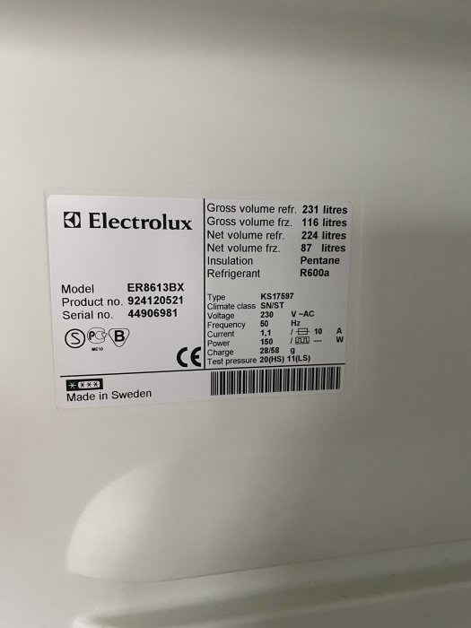 Typskylt på en Electrolux kyl-frys som visar modellnummer, produktinformation och tekniska specifikationer, tillverkad i Sverige.