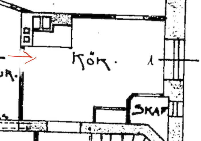 Gammal ritning av kök med markerade tjocka väggar och rökkanaler i en bostadsrätt från tidigt 1900-tal.