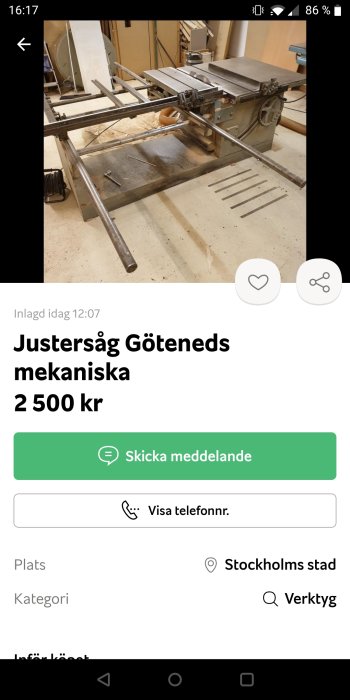 Äldre borrmaskinsdriven tormek med sandsten på en mekanisk justersåg i ett verkstadsutrymme.