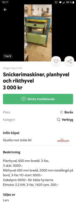 Äldre grön och gul planhyvel i en verkstad med synliga spån på och runt maskinen.