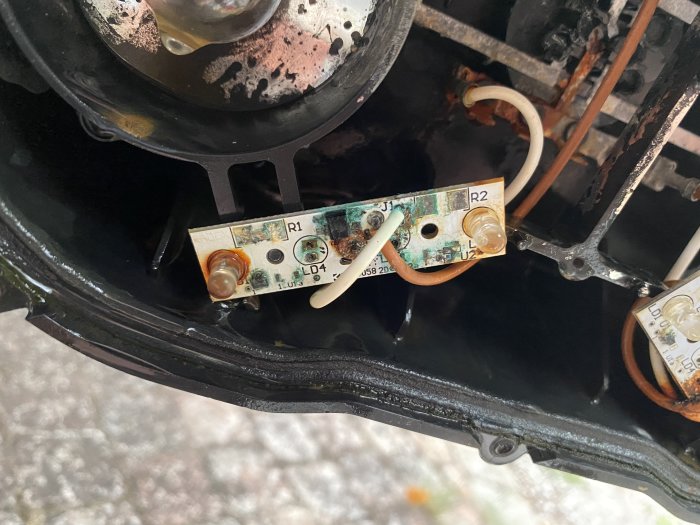 Skadad båttrailer LED-lampa med rost och trasiga dioder på kretskort.