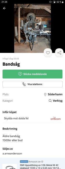 Äldre stationär bandsåg i ett verkstadsutrymme med trätak och betonggolv.