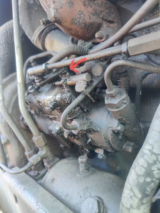 Dieselläckage vid gasreglaget på en Massey Ferguson 595-traktors motorpump.