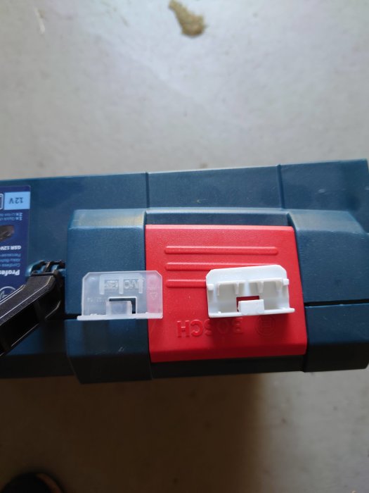 Två staplade L-boxx förvaringslådor, ny modell i förgrunden och gammal baktill.