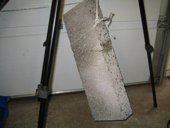 Lecablock limmat med vattenglas och upphängt för att testa bindningsstyrka.