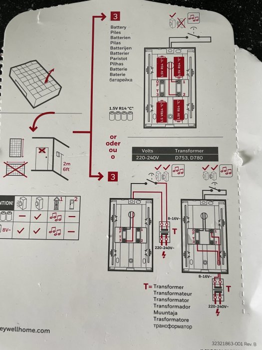 Beskrivande installationsschema för dörrklocka med batteri och transformatoralternativ och flerspråkiga instruktioner.