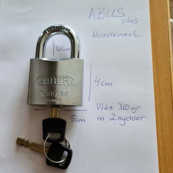 ABUS plus 88/50 hänglås med två nycklar på noterade mått och vikt, mattkromat mässinghus.
