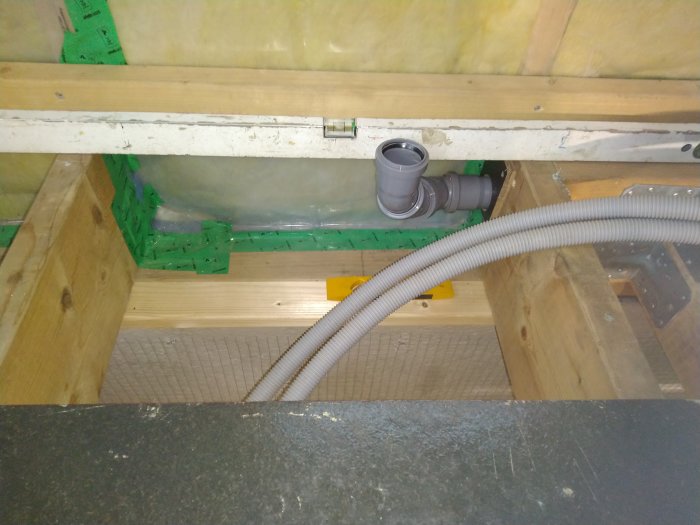 Installation av rör med avloppsvinklar i bjälklag inför koppling till blandare.