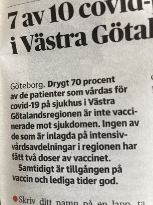 Närbild av en tidningsartikel med statistik om covid-19 patienter och vaccinationer.