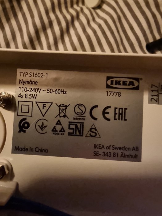 Etikett från IKEA med produktinformation om 'Nymåne', inklusive typnummer, strömförbrukning och certifieringar.