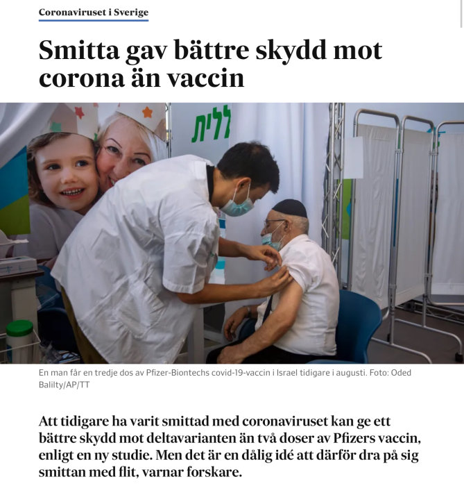 Sjukvårdspersonal administrerar en tredje dos av Pfizer-BioNTech COVID-19-vaccin till en äldre man.