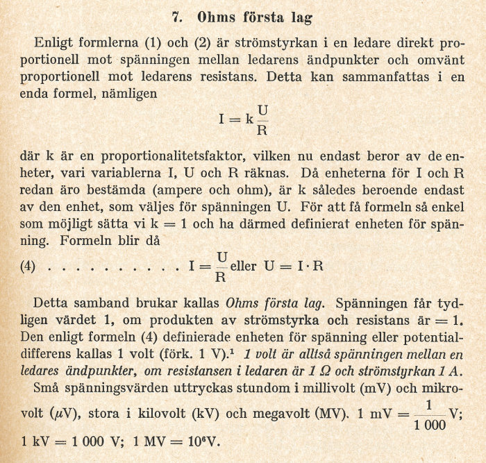 Textutdrag om Ohms första lag, inklusive formeln I = U/R, ur en bok om elektricitetslära.