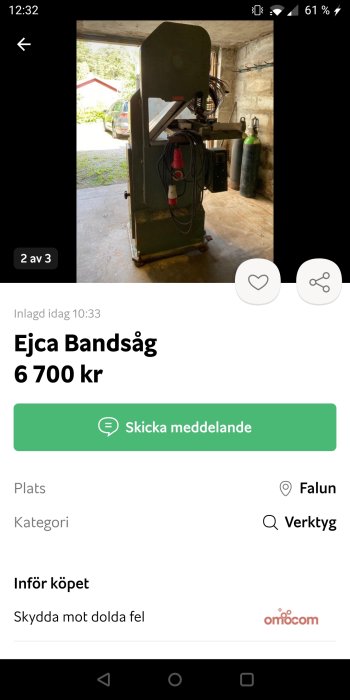Stående bandsåg för träbearbetning i ett garage, med tillbehör och kablar, ur en annons.