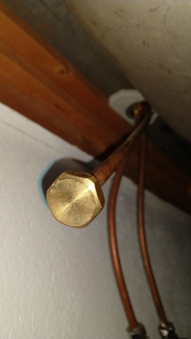 Kopparledning med en skruvända som kopplas från en blandare, möjlig anslutningspunkt för bänkdiskmaskin.
