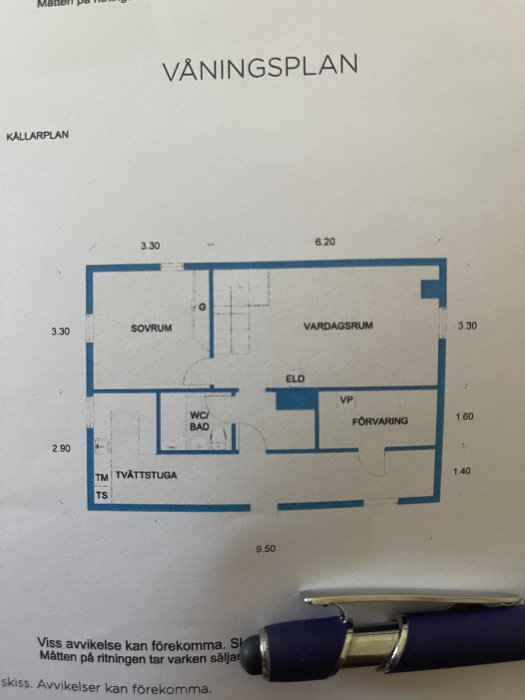 Ritning av en bostads våningsplan med sovrum, vardagsrum, bad/WC, tvättstuga och förvaring markerade, inklusive mått.