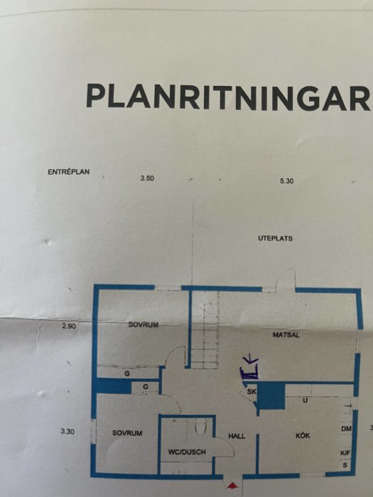 Planritning av en bostad med två sovrum, kök, matsal, hall och WC/dusch samt måttangivelser.