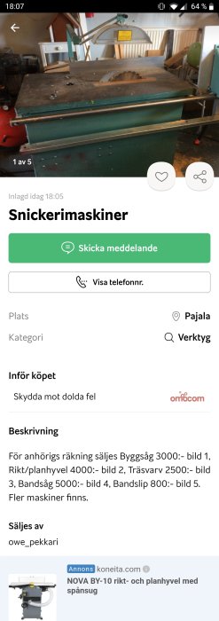 Byggsåg i arbetsmiljö med sågbladet upphöjt och träavfall på bordet.