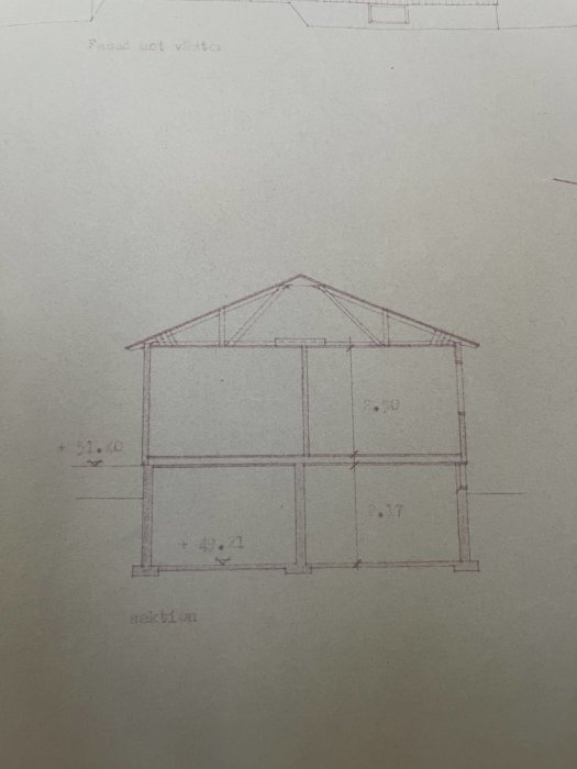 En handritad skiss av en husvägg med dimensioner och konstruktionsdetaljer som tyder på en renoveringsplan.