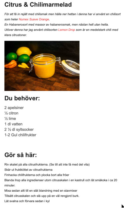 Glasburk med hemlagad citrus- och chilimarmelad omgiven av citrusfrukter och chili.