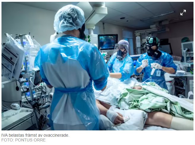 Sjukvårdspersonal i full skyddsutrustning vårdar en patient på en intensivvårdsavdelning.