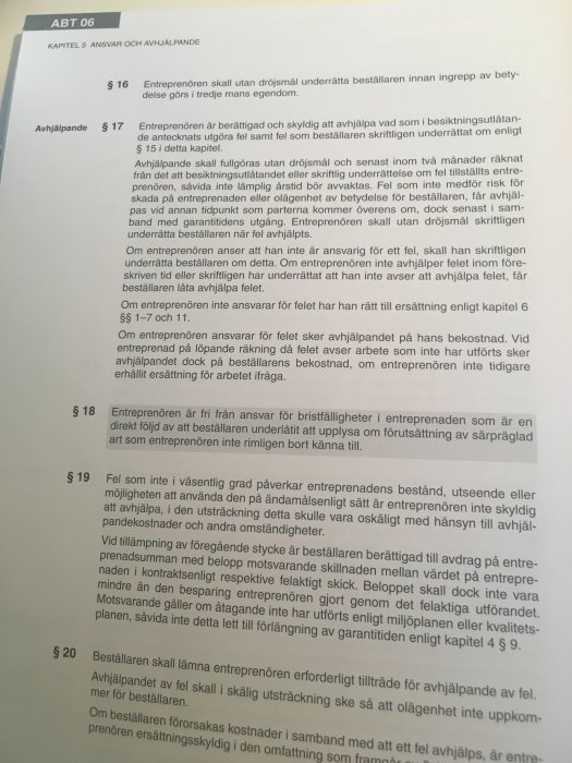 Sida från ABT 06 rörande kapitel 5 Ansvar och avhjälpande med text om entreprenörens ansvar och avhjälpande regler.