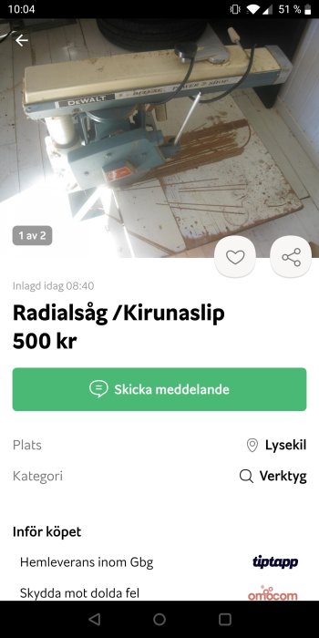 Radialsåg av märket DeWalt på ett dammigt golv.