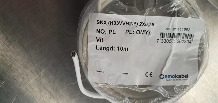 Rulle av vit elkabel märkt "SKX (HO3VVH2-F) 2X0,75" med synliga bruna och blå ledare.