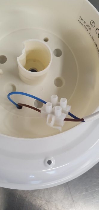 Plafond med blå och brun sladd kopplade i en skarvklämma, ingen jordkabel synlig.