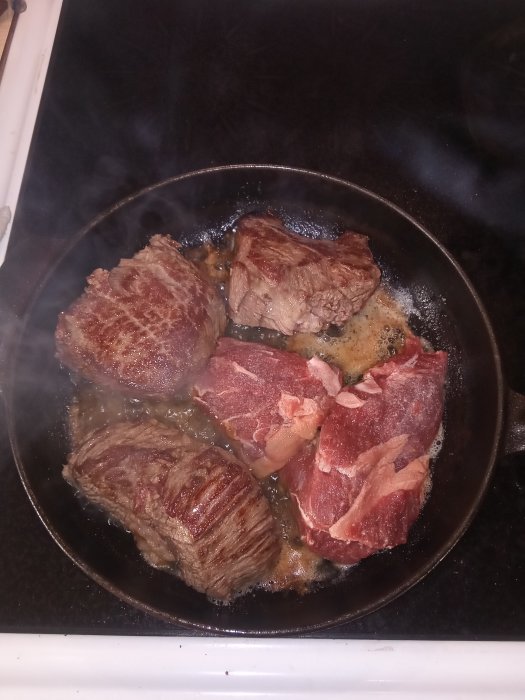 Högrev som steks i stekpanna, en del av en bröllopsdagsmiddag med rödvin och prinsesstårta.